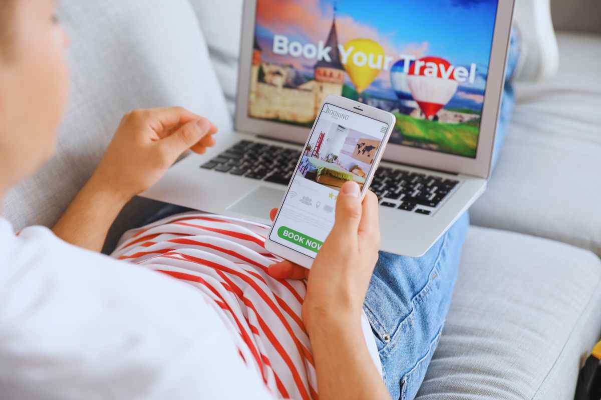 Donna che prenota un viaggio in mongolfiera con il PC