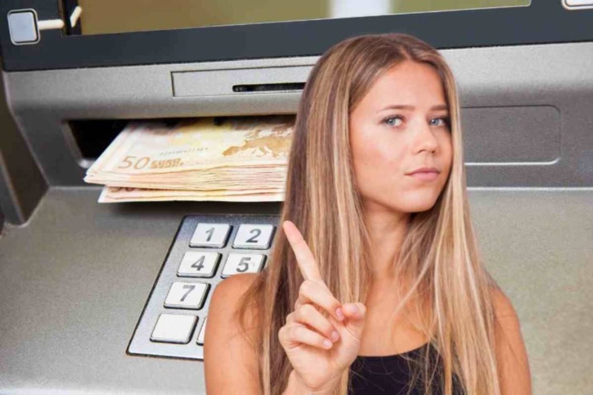 Ragazza che fa segno di no davanti a sportello ATM
