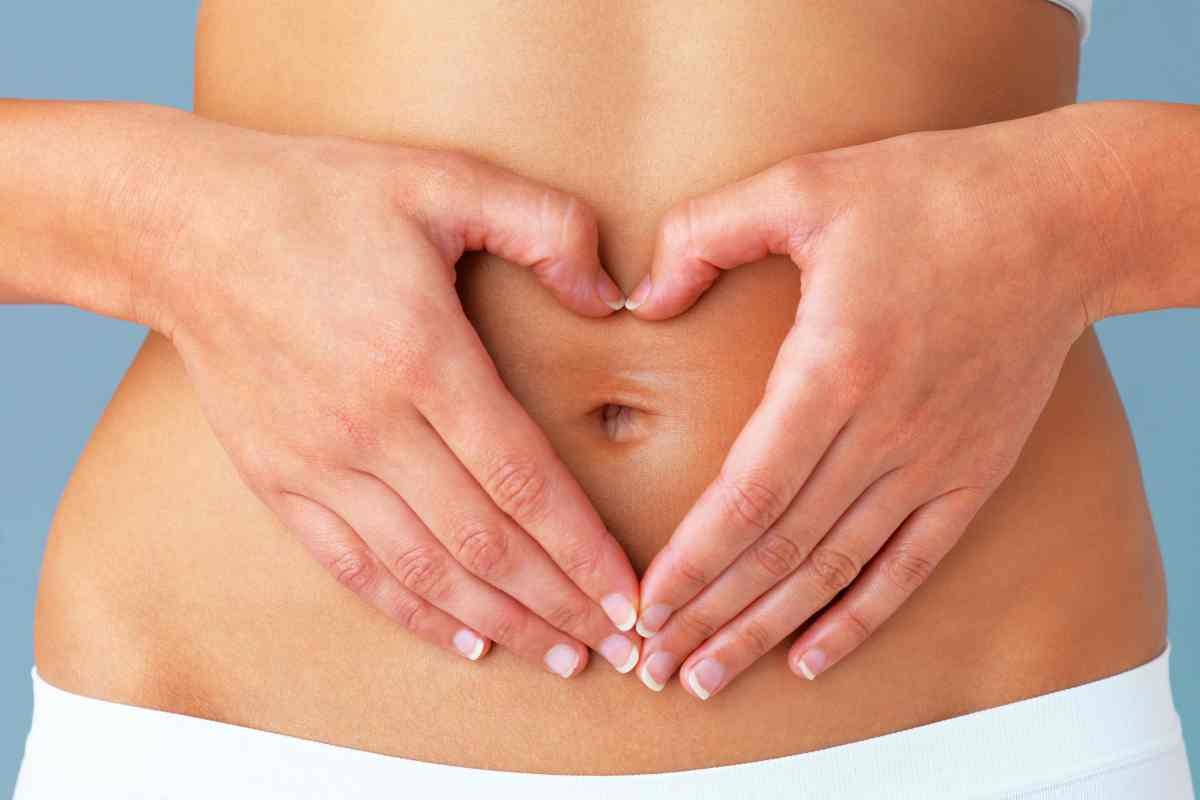 Mani a cuore sulla pancia