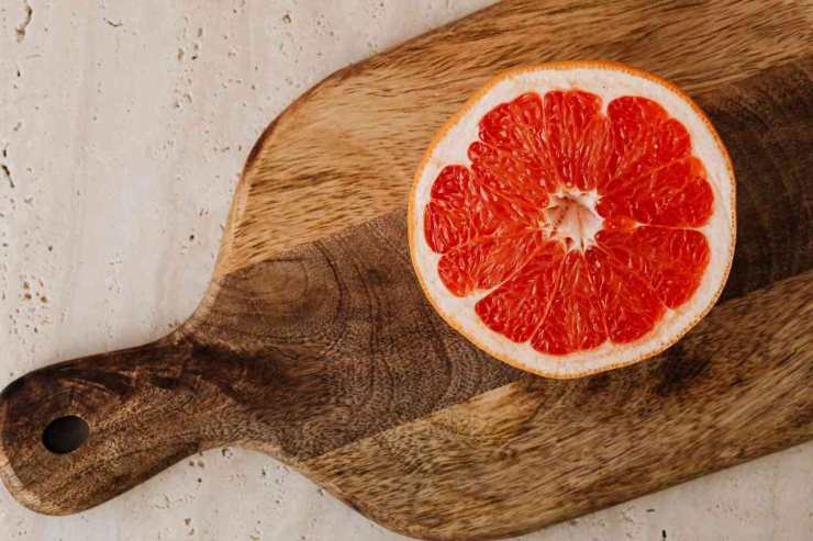 Pompelmo sul tagliere