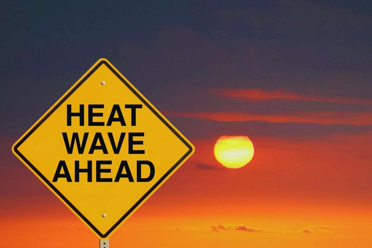 Cartello indicante la scritta "Heat Wave Ahead"