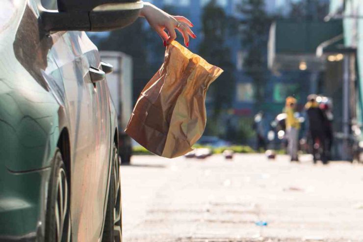 Gettare sacchetto dall'auto 