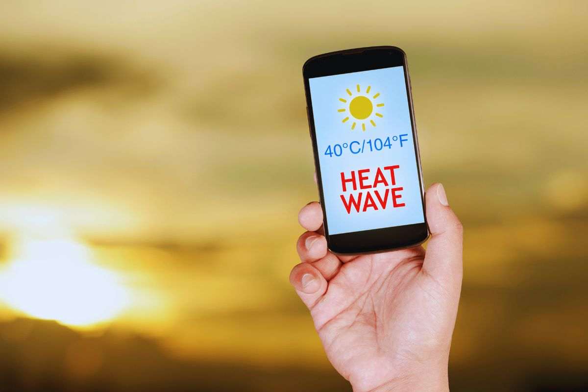 Persona che mostra previsioni meteo sul cellulare