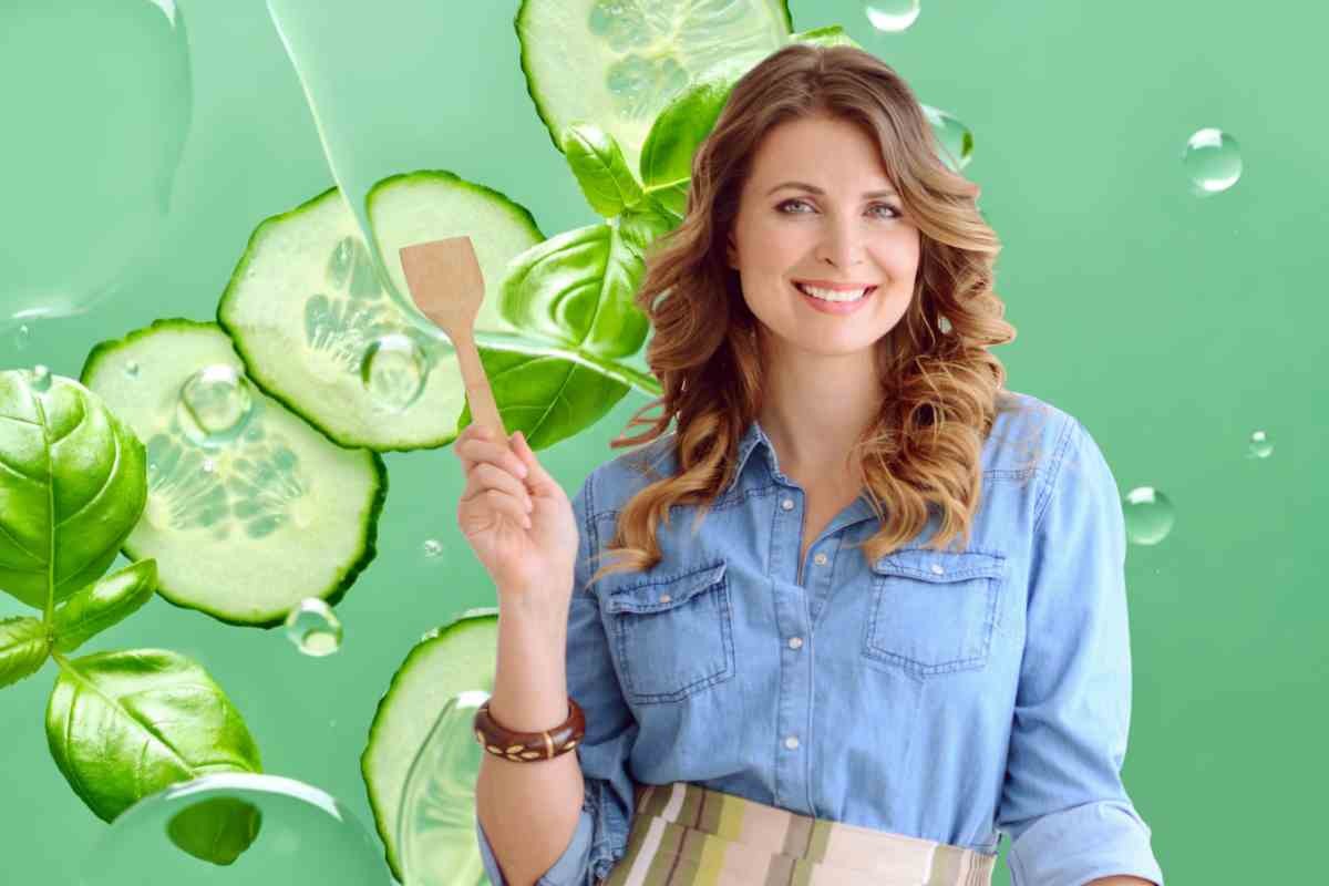 Cetrioli e donna con grembiule