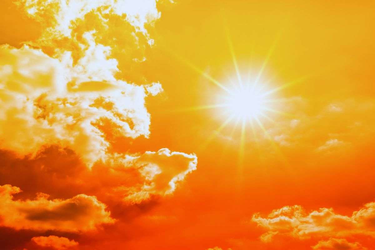 Sole che splende alto in cielo