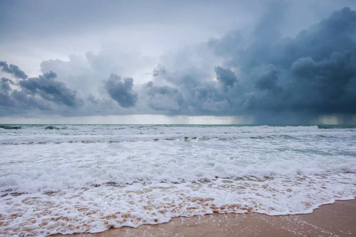 Nuvole minacciose sopra spiaggia