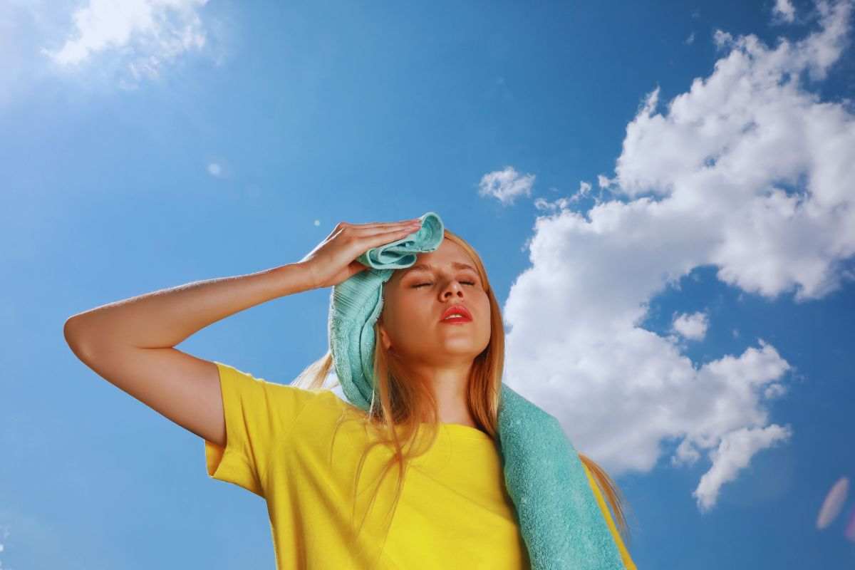 Ragazza che asciuga sudore dalla fronte