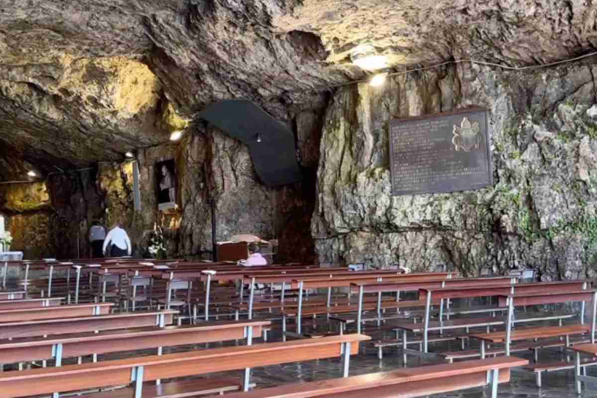 Panche all'interno di una grotta
