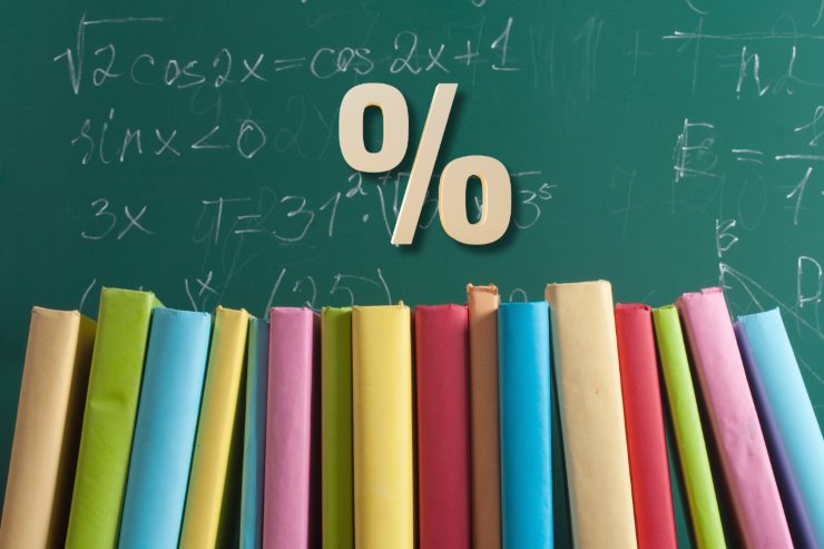 Libri scolastici e lavagna con logo percentuale sconto