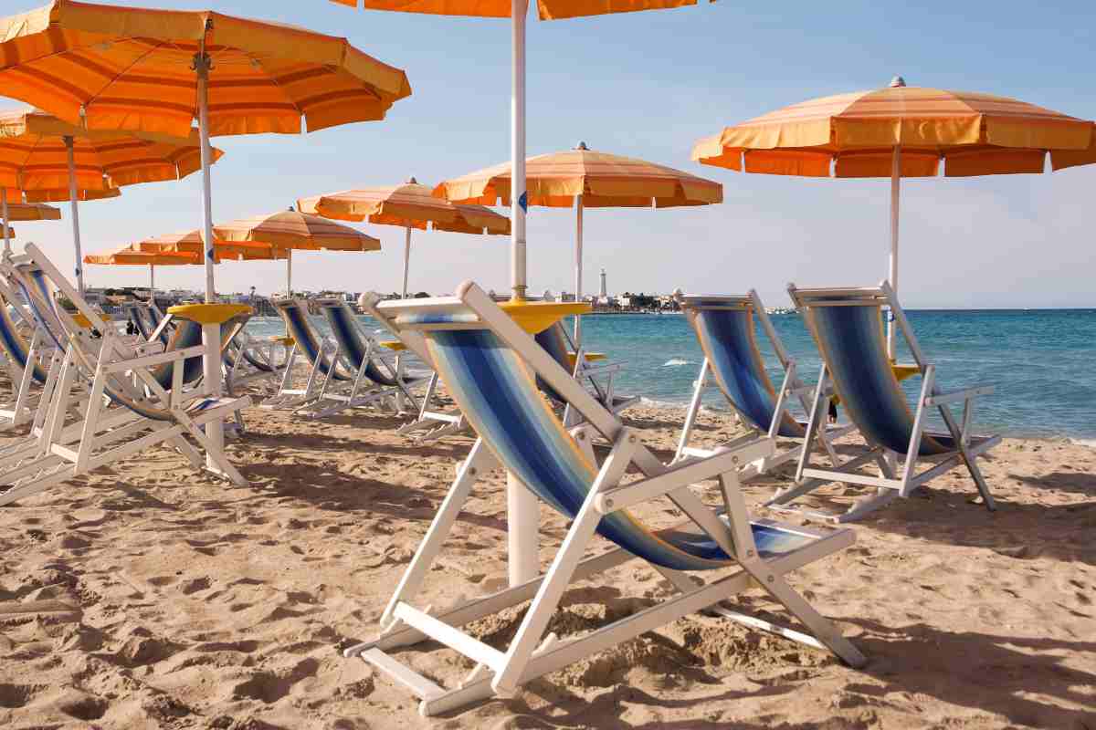 Sdraio e ombrelloni sulla spiaggia
