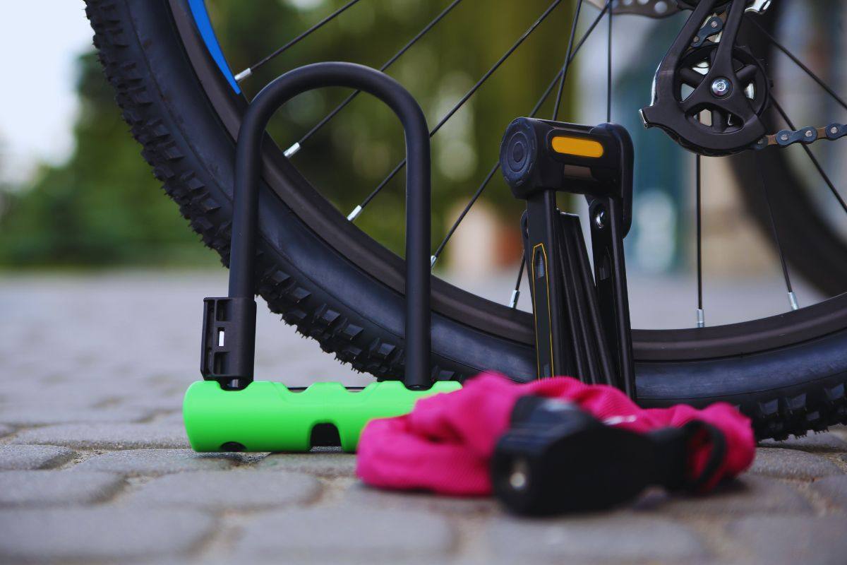 Lucchetti poggiati accanto a ruota bicicletta
