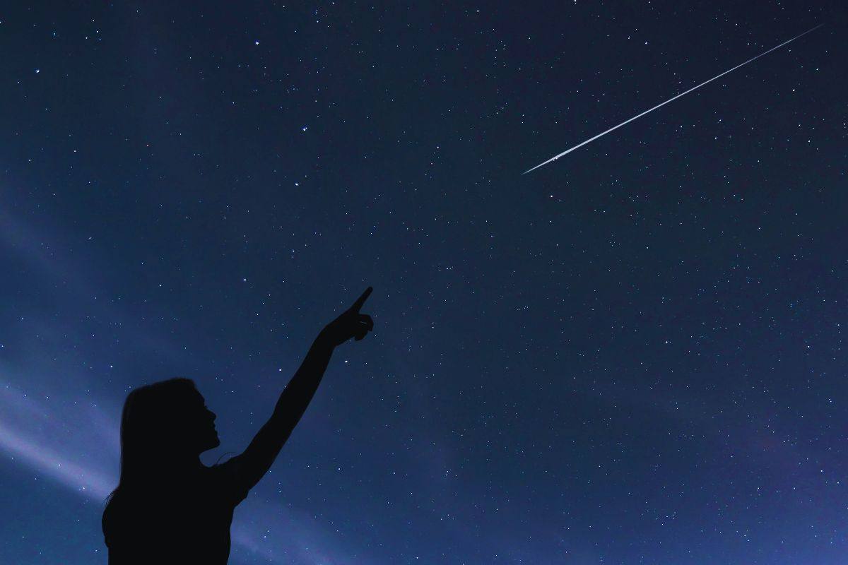 bimba che indica una stella cadente