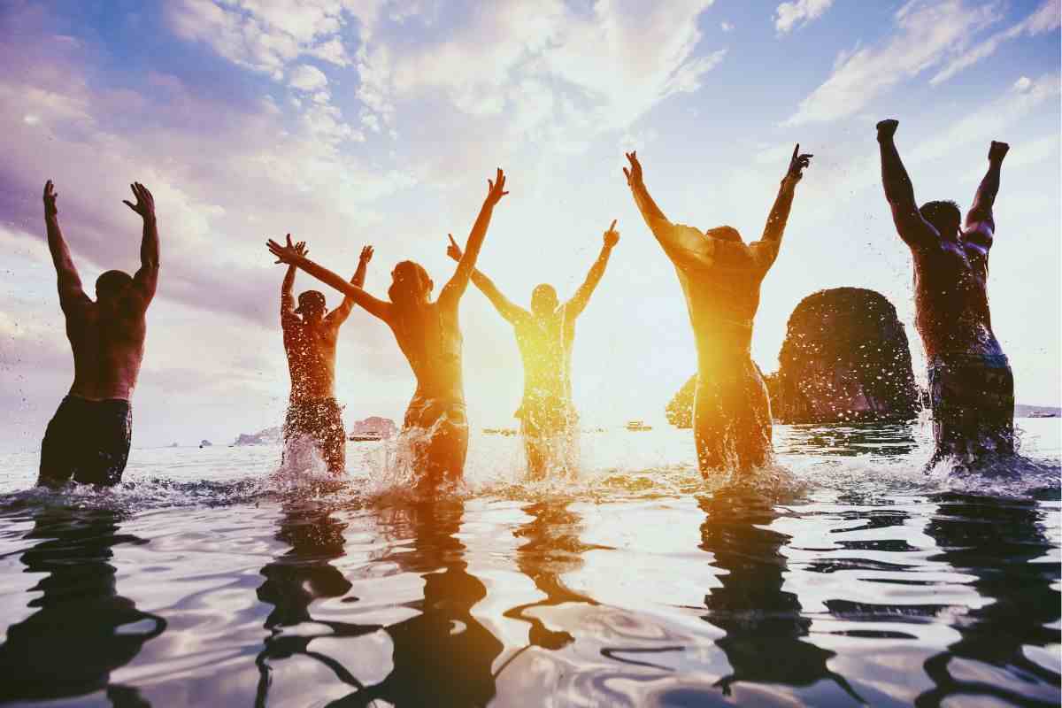 Ragazzi che esultano mentre fanno il bagno