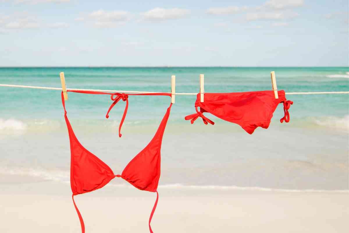 Costume appeso al mare