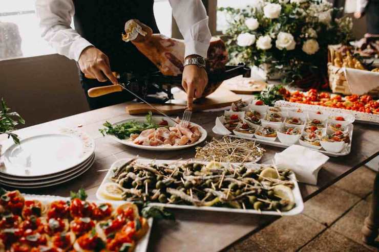 buffet vario e uomo che prende porzione