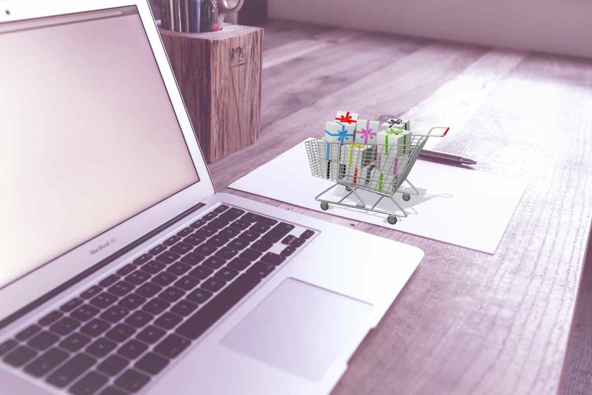 Computer poggiato su tavolo