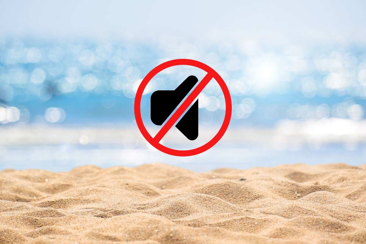 Spiaggia e segnale di divieto del rumore