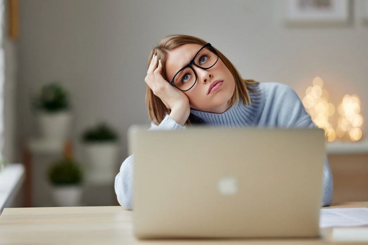 Donna annoiata davanti al pc