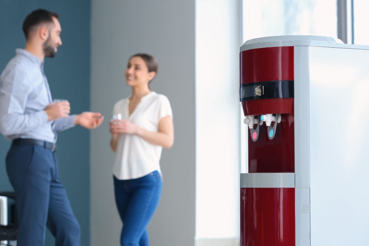 Colleghi che parlano di fianco distributore acqua