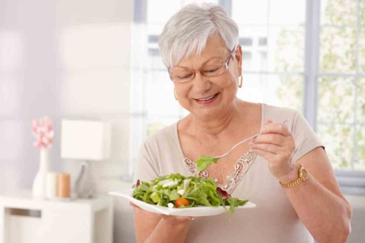 anziana felice mangia