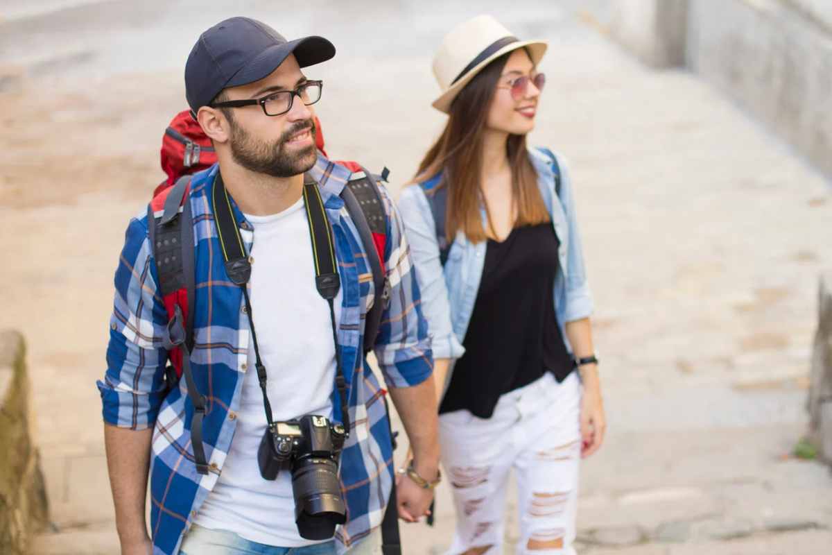 Un uomo e una donna che camminano