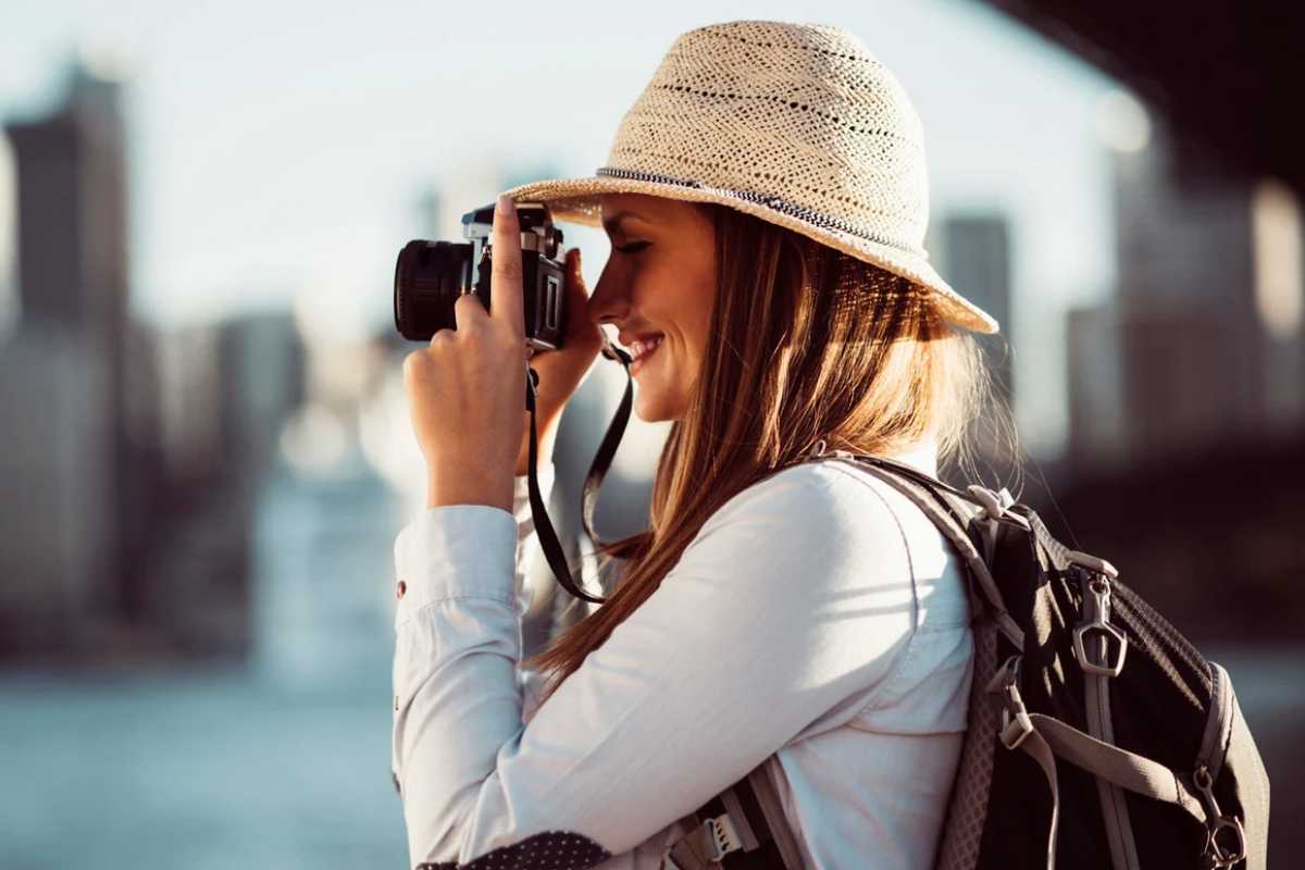 Donna che scatta una foto con macchina fotografica