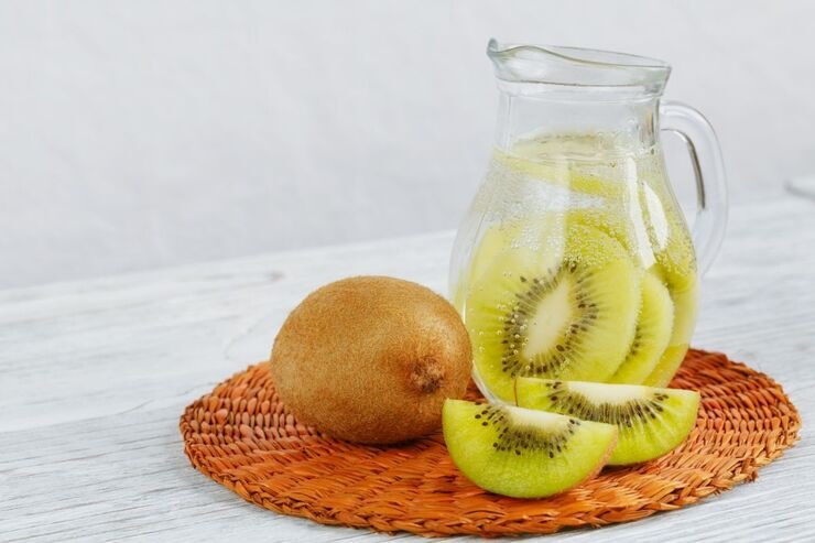 Caraffa con acqua e kiwi, kiwi