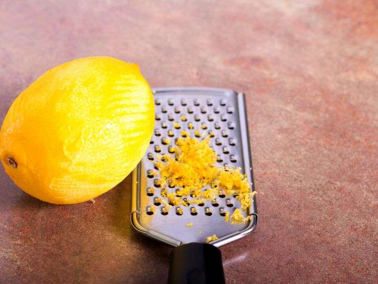 limone interno e grattugia con limone grattugiato