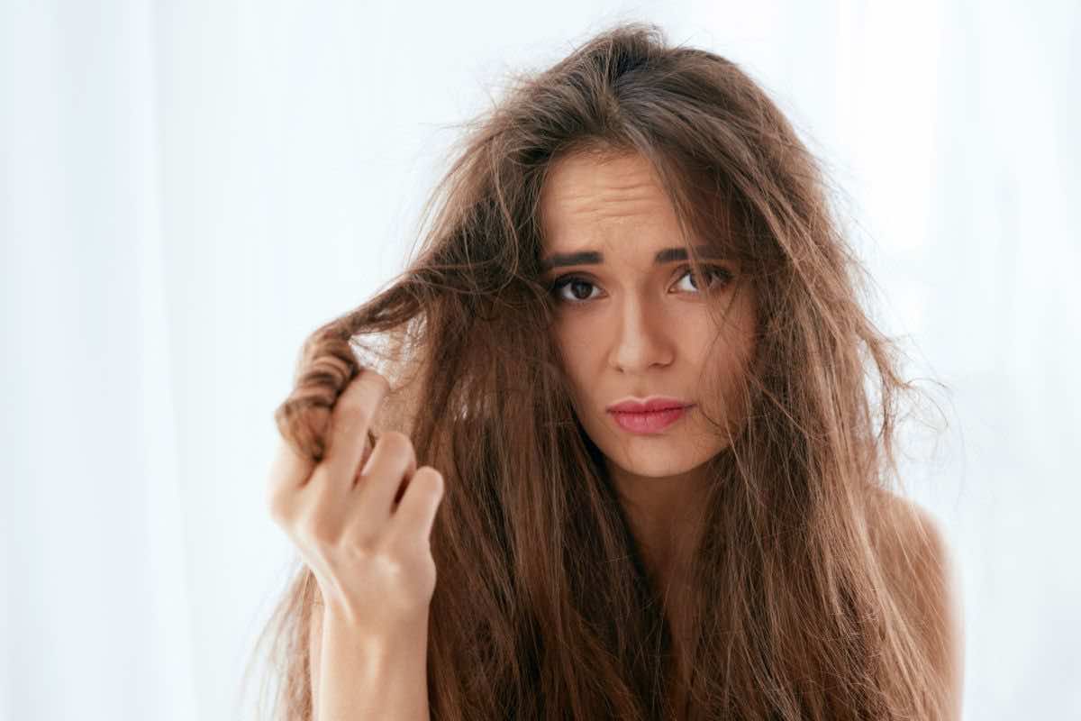 Donna con capelli crespi