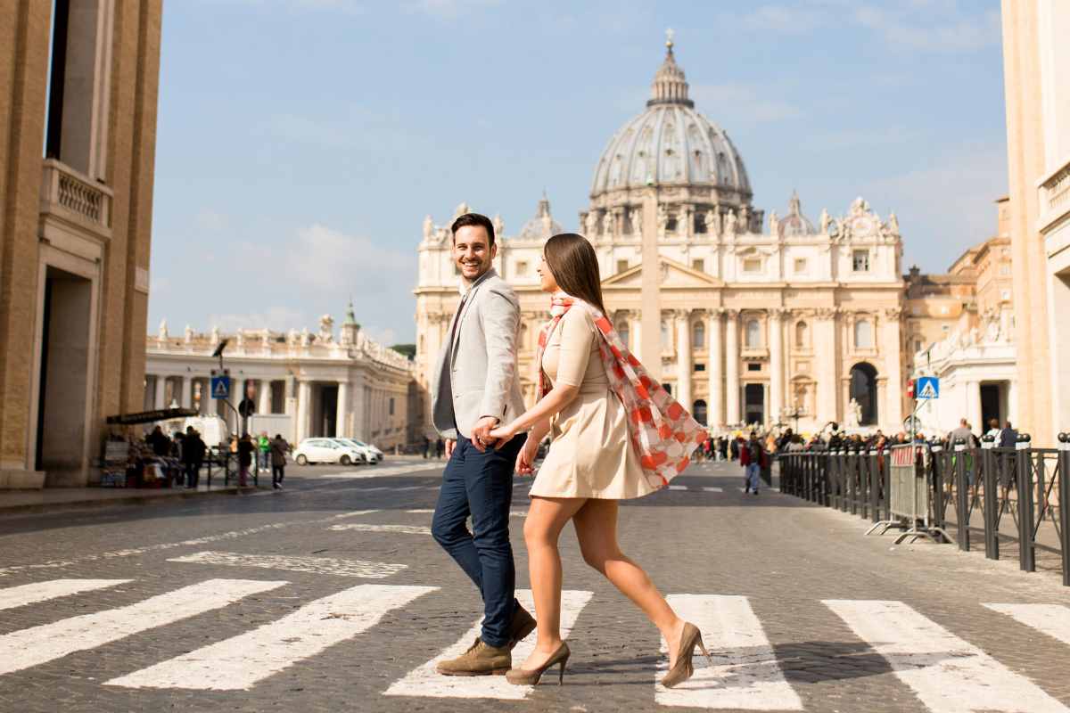 coppia passeggia a roma strada