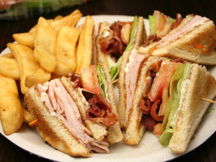 piatto con patatine e club sandwich