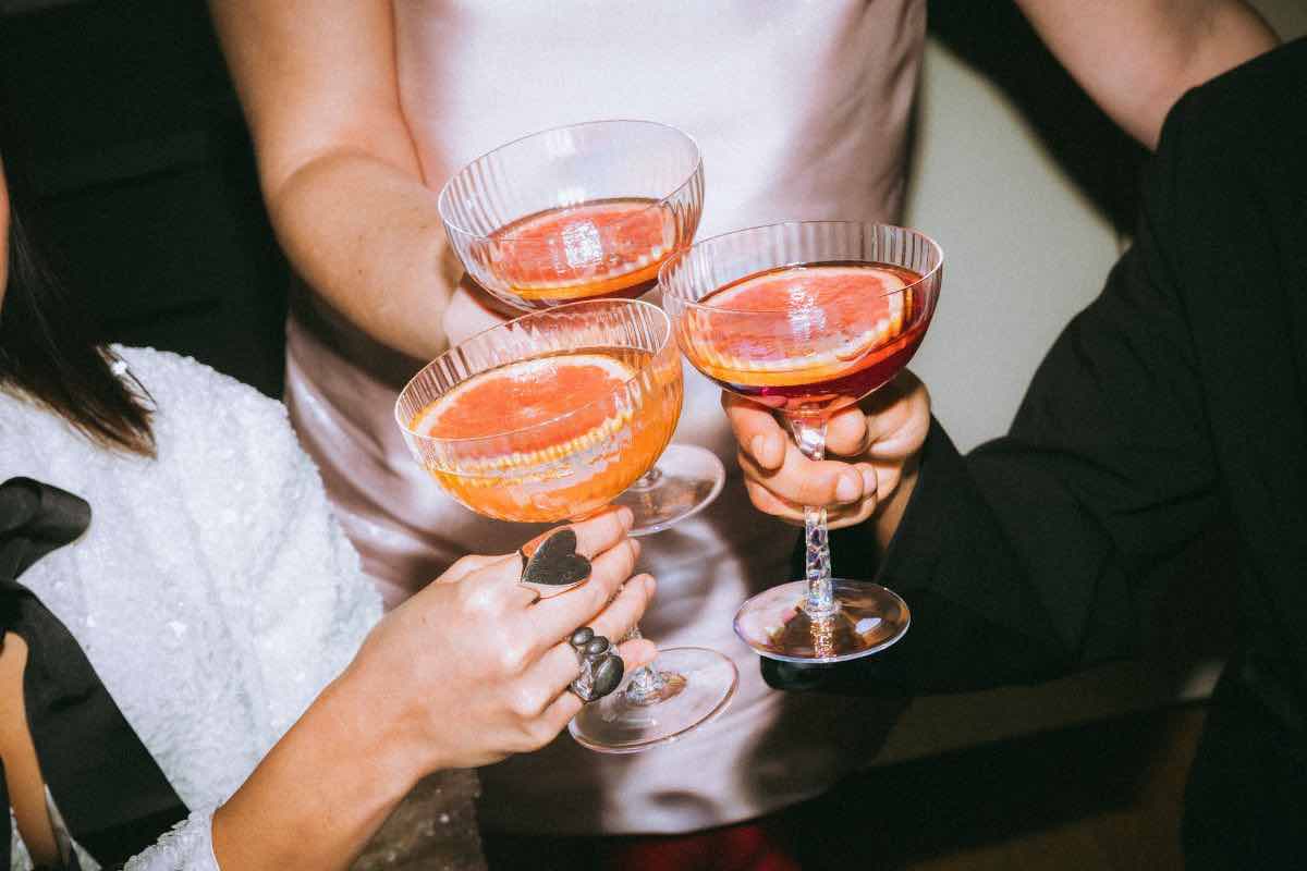 Persone con calici in mano