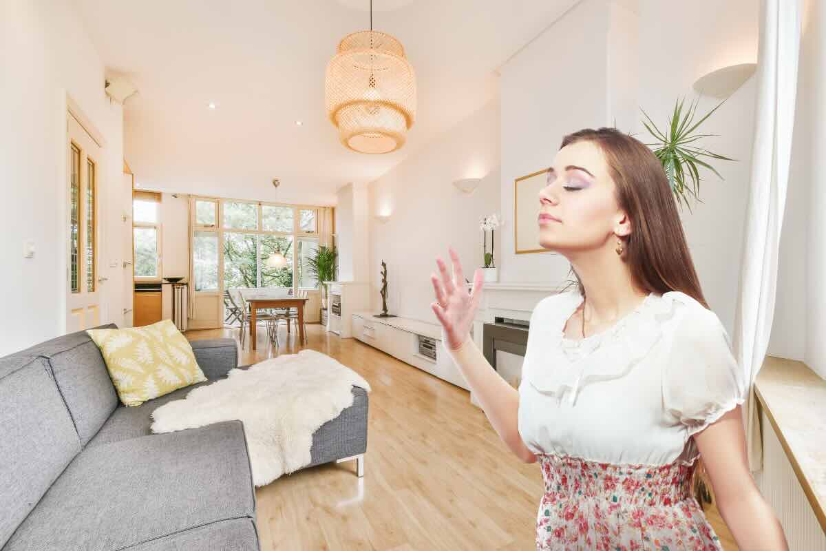 casa in ordine e donna che annusa