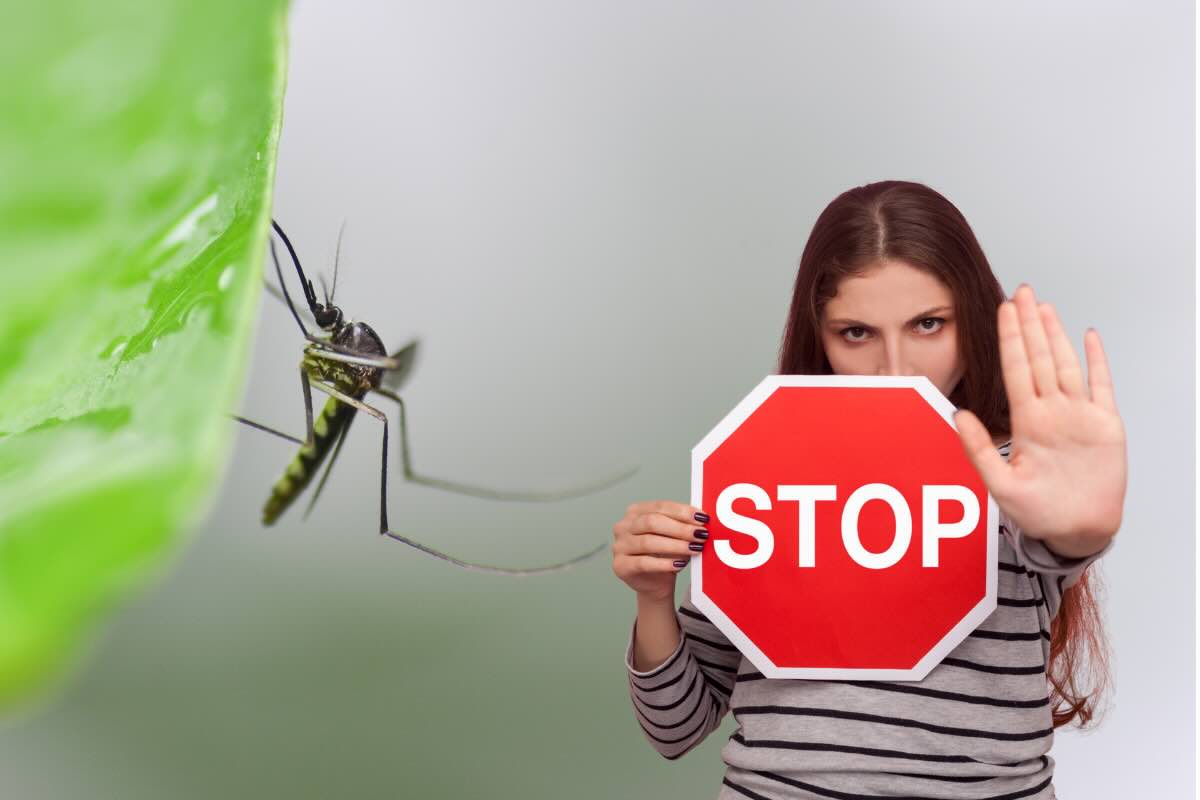 zanzara, donna con segnale stop