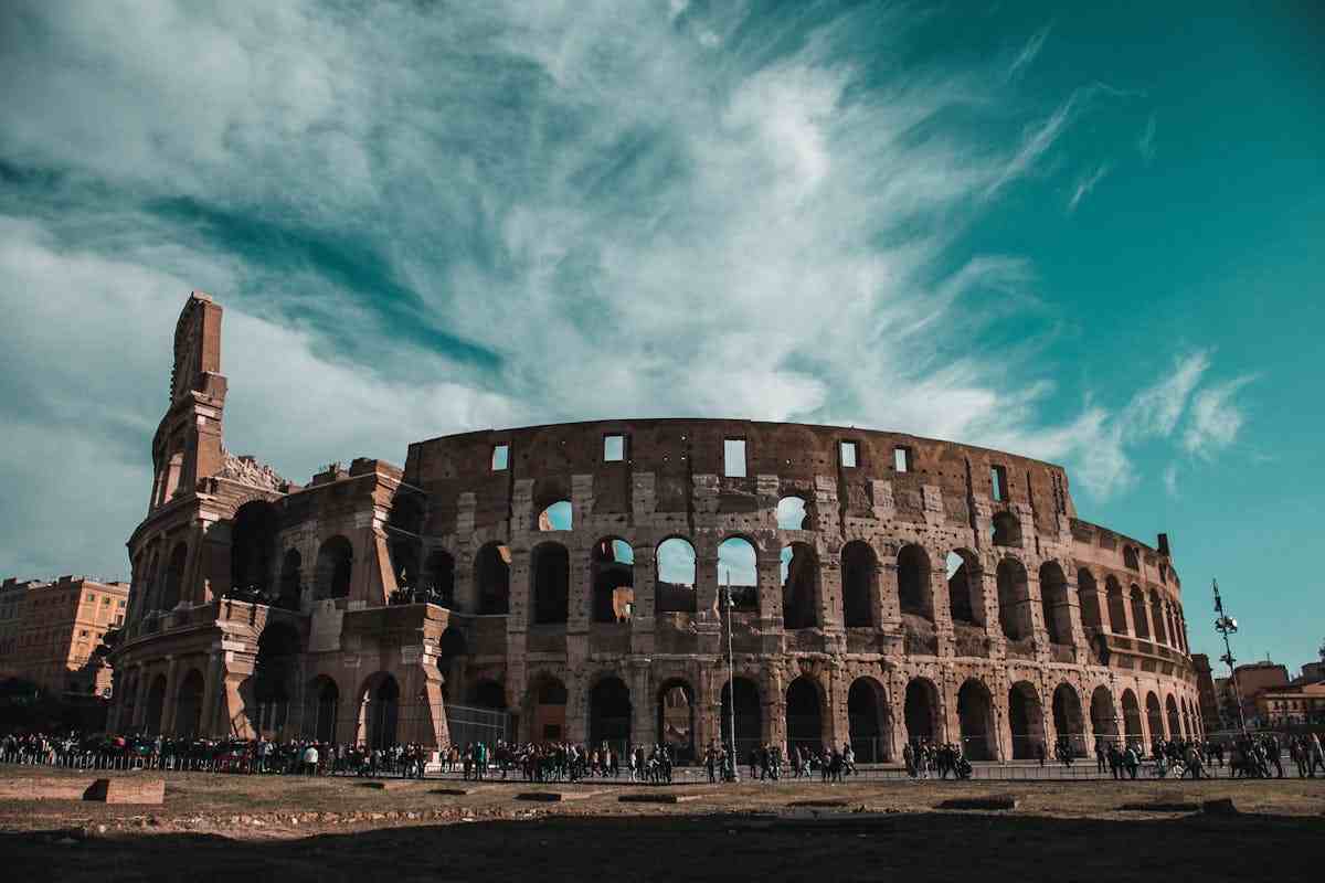 colosseo sotto al cielo