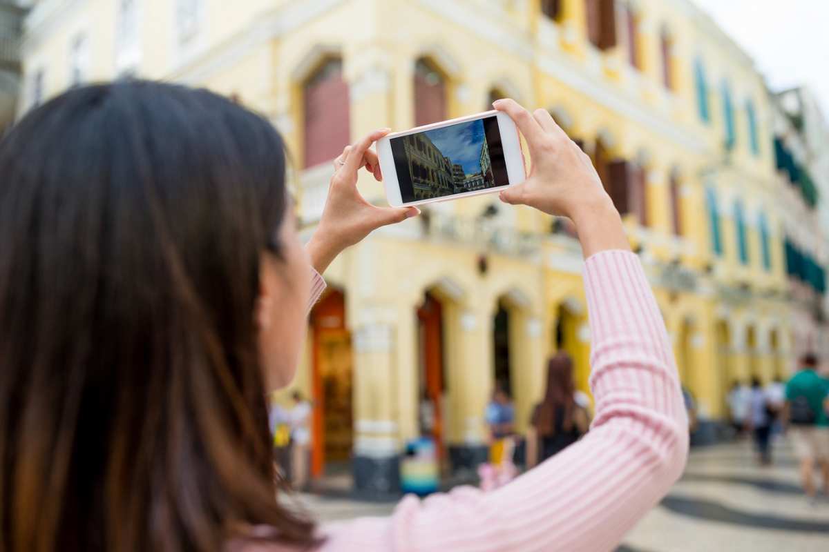 Donna che scatta una foto con il cellulare