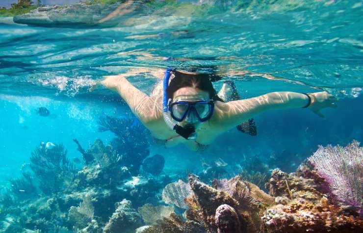 donna sott'acqua con maschera