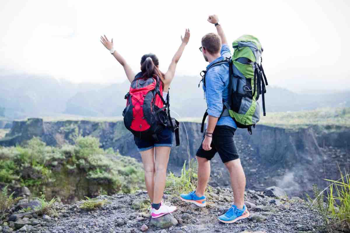 Coppia che fa trekking