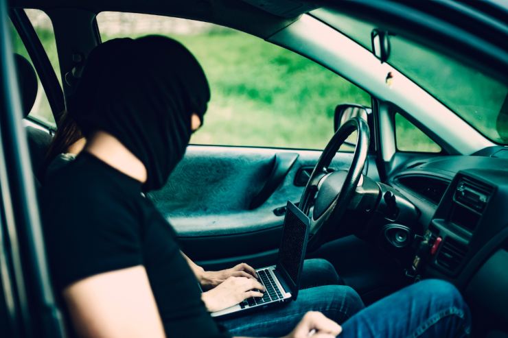 ladro con maschera dentro auto