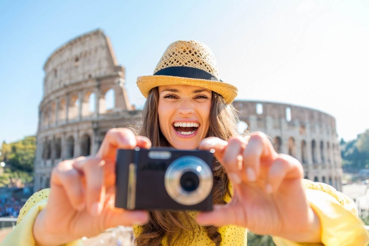 Donna che scatta foto con macchina fotografica