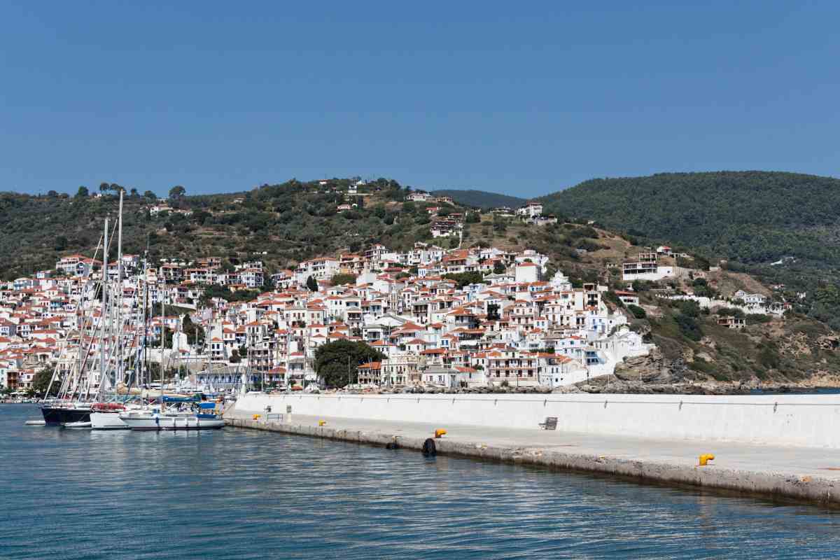 vista porto e abitazioni isola scopelo
