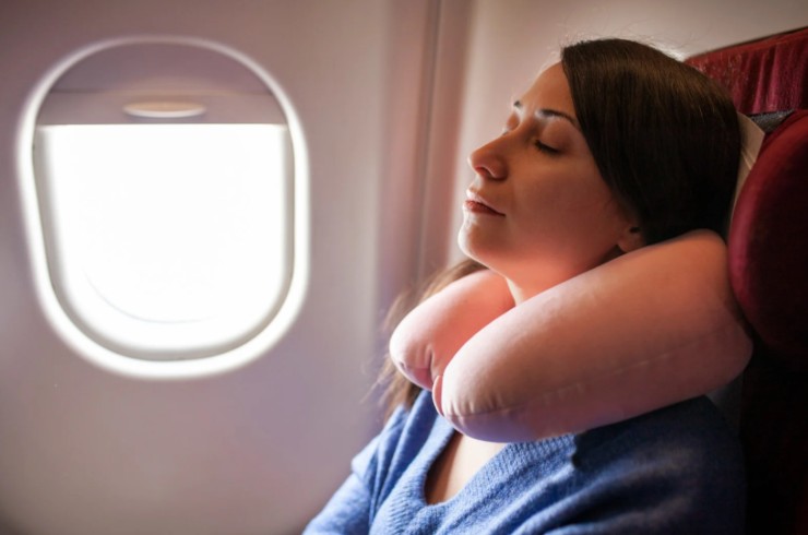donna che dorme in aereo 