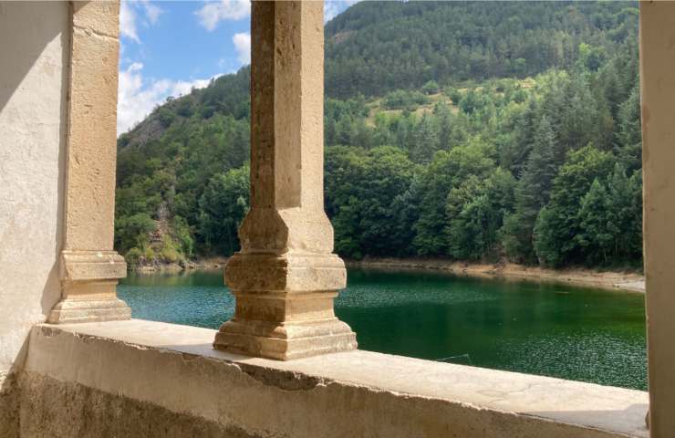 lago san domenico visto dall'eremo