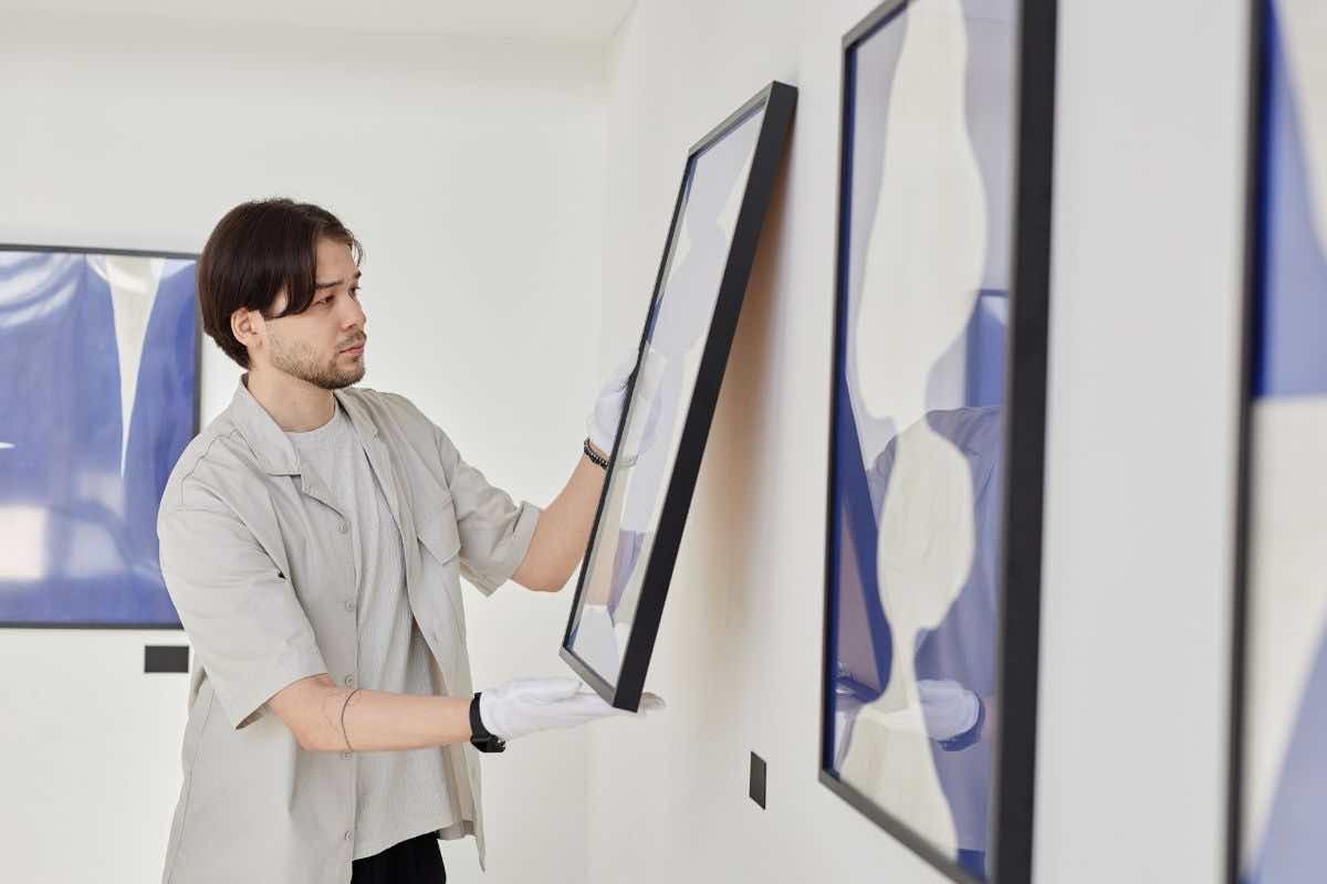 Ragazzo che sistema dei quadri