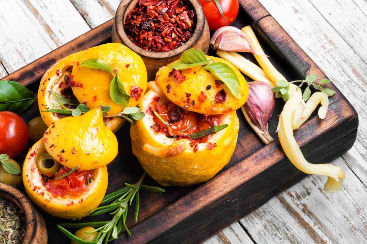 vassoio con limoni ripieni