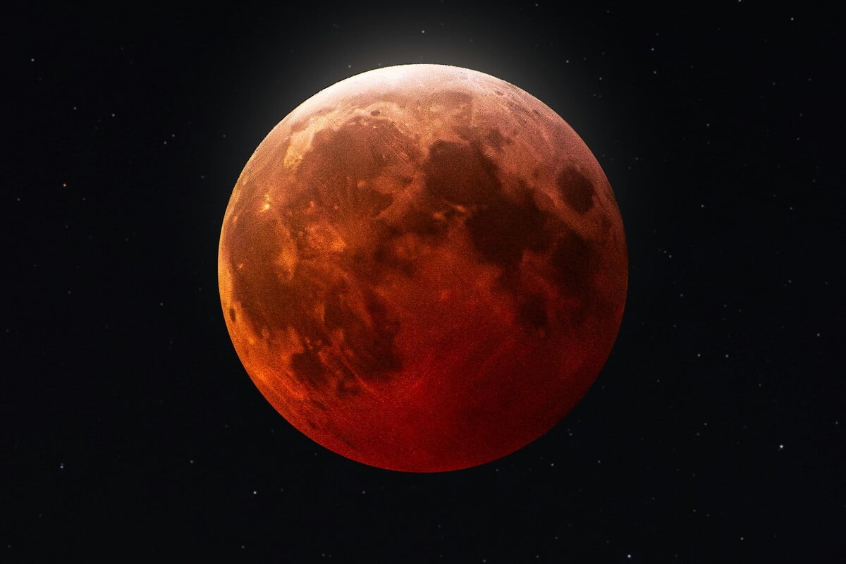 Luna con una sfumatura rossa