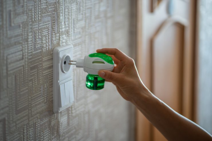 donna accende antizanzare elettrico