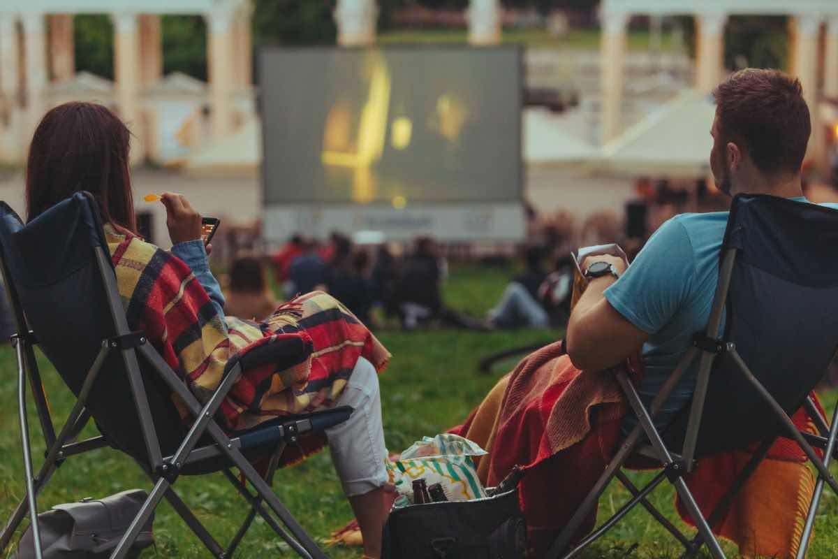 Persone che guardano film all'aperto
