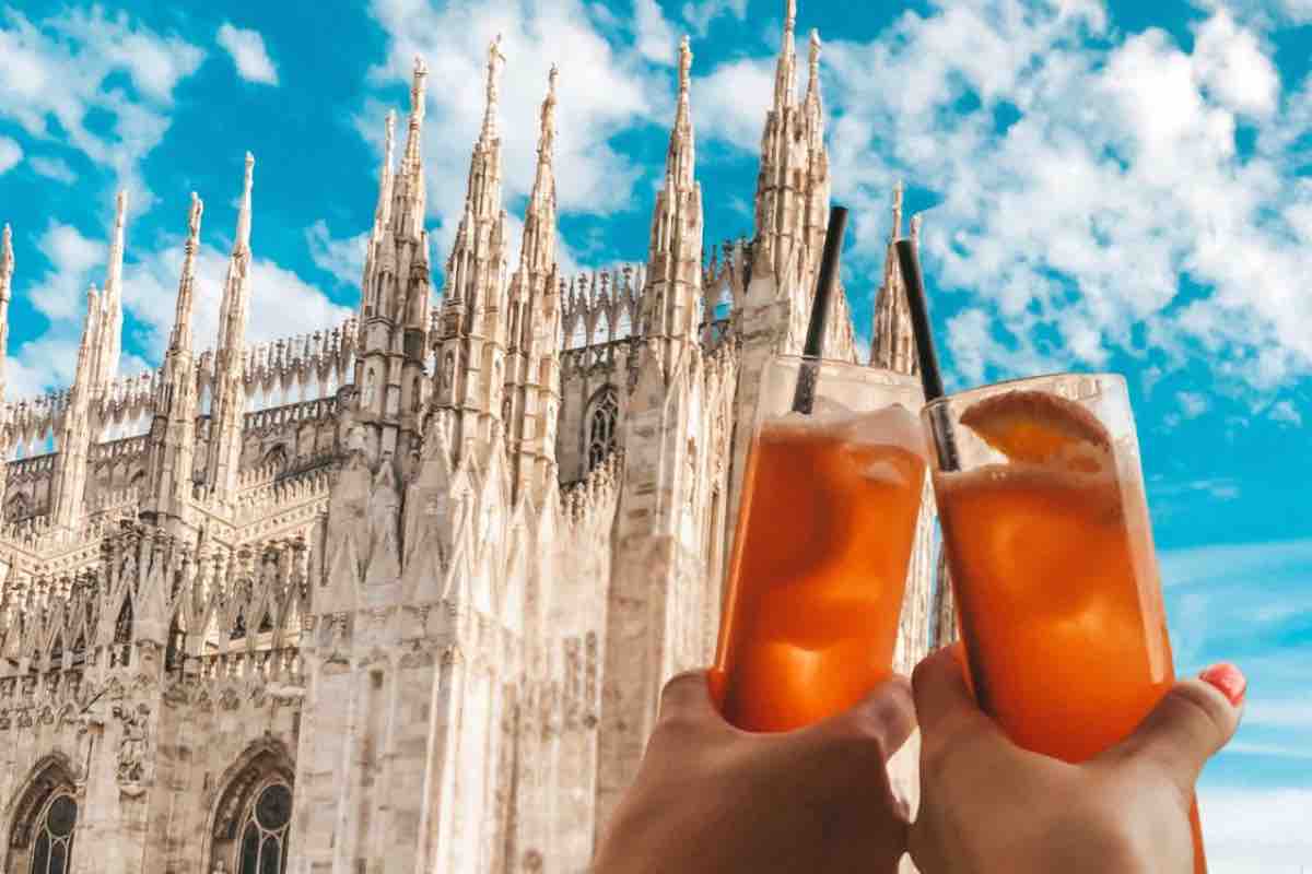 Duomo di Milano e bicchieri aperitivo