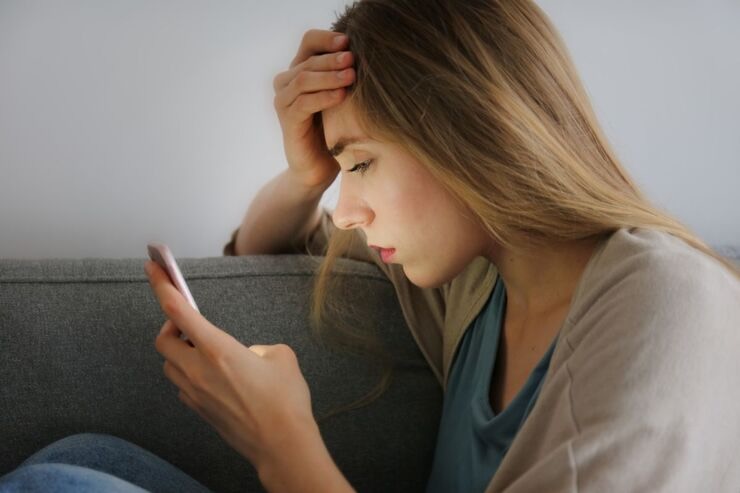 Donna triste al cellulare